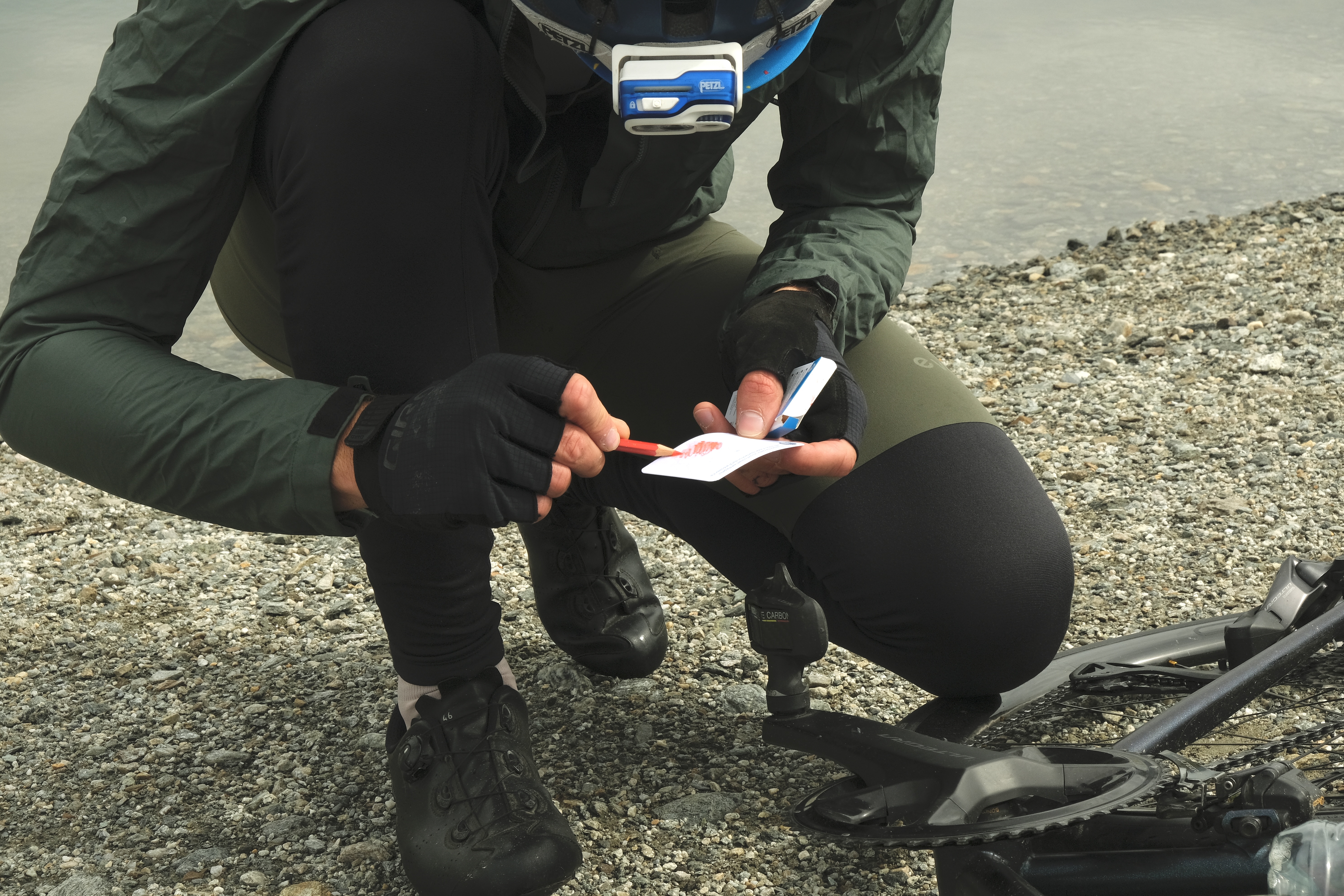 A participant drawing on his brevet card with a drop of holy water… @DCarlier